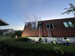 Požár v Lipníku nad Bečvou. Rychlý zásah hasičů uchránil prodejnu motocyklů