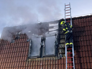 Požár v Lipníku nad Bečvou. Rychlý zásah hasičů uchránil prodejnu motocyklů