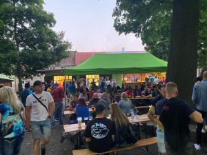 Vyprodané Pivní slavnosti zaujaly živými kapelami a pivem