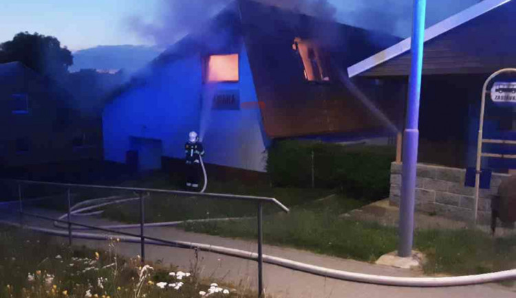 Požár v Lipníku nad Bečvou. Rychlý zásah hasičů uchránil prodejnu motocyklů.