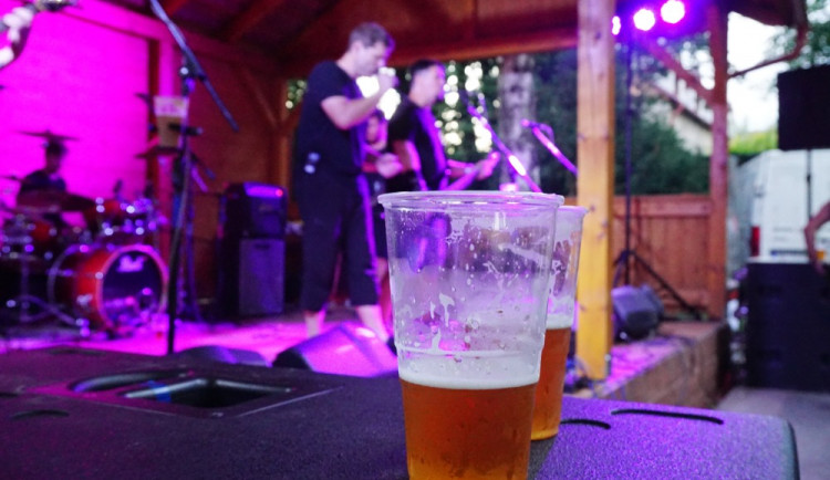 Vyprodané Pivní slavnosti zaujaly živými kapelami a pivem