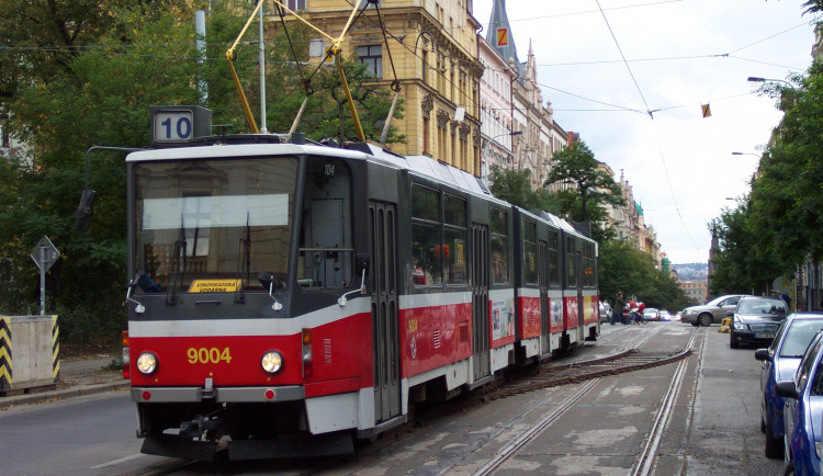 Oboustranné tramvaje KT8D5 vyrazily do pražských ulic poprvé před 35 lety
