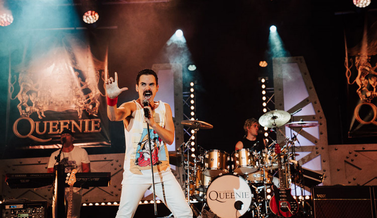 Frontman skupiny Queenie Michael Kluch při loňském koncertu v Olomouci