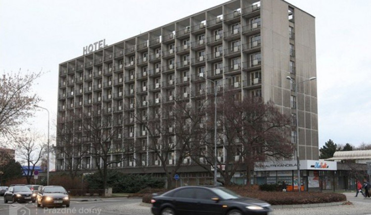 Neznámý obchodník nabízí byty v hotelu Strojař, který ale patří Přerovu