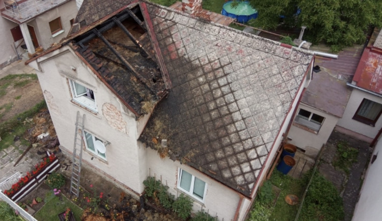 V Kostelci nad Orlicí kvůli nedbalosti hořel dům, škoda je 1,5 milionu korun