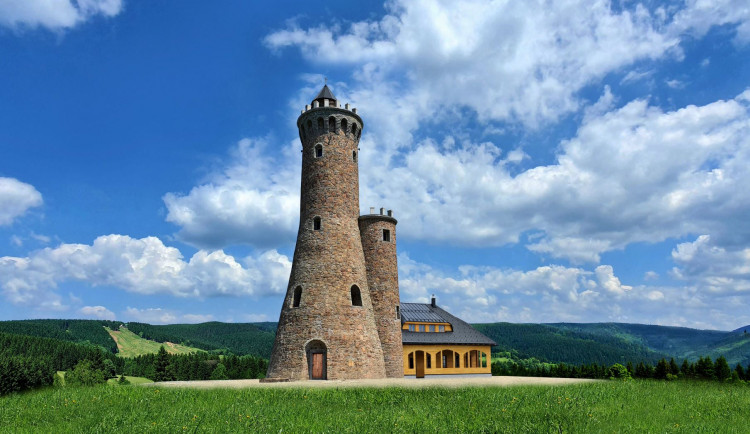 Do Jeseníků se vrátila kamenná vyhlídka. Majestátní Dalimilova rozhledna stojí na hoře Větrov