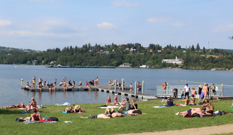 Vedra vyhnala Brňany k vodě, přírodní koupaliště mají kvalitní vodu