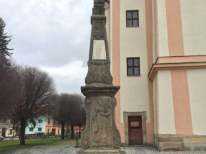 Kříž u kostela v Drahotuších čeká oprava. Je nakloněný a do spár zatéká