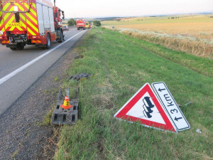 Mladý řidič chtěl vyhnat vosu z auta, přerazil značku a sjel z dálnice