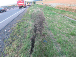 Mladý řidič chtěl vyhnat vosu z auta, přerazil značku a sjel z dálnice