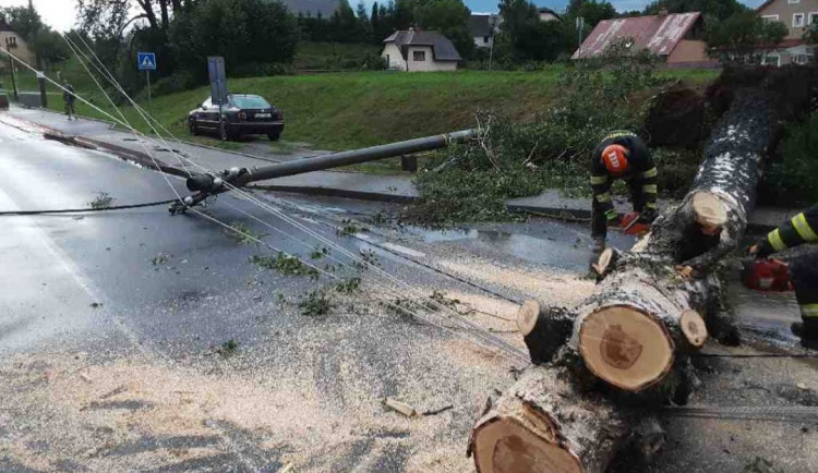 Kvůli bouřkám měli hasiči v Olomouckém kraji již desítky výjezdů. Strom spadl i na kolejiště