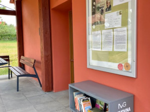 U Bezručova Červeného domku v Kostelci na Hané začala fungovat knihobudka