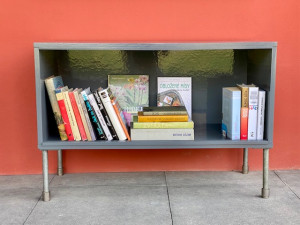 U Bezručova Červeného domku v Kostelci na Hané začala fungovat knihobudka