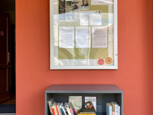 U Bezručova Červeného domku v Kostelci na Hané začala fungovat knihobudka