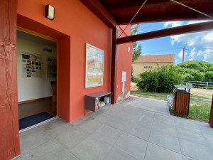 U Bezručova Červeného domku v Kostelci na Hané začala fungovat knihobudka