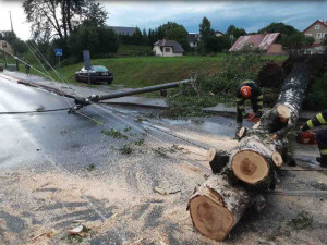 Kvůli bouřkám měli hasiči v Olomouckém kraji již desítky výjezdů. Strom spadl i na kolejiště