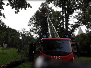 Kvůli bouřkám měli hasiči v Olomouckém kraji již desítky výjezdů. Strom spadl i na kolejiště
