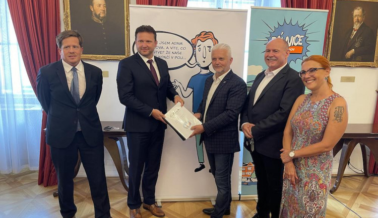 Petice za dostavbu dálnice D1 doputovala do poslanecké sněmovny.