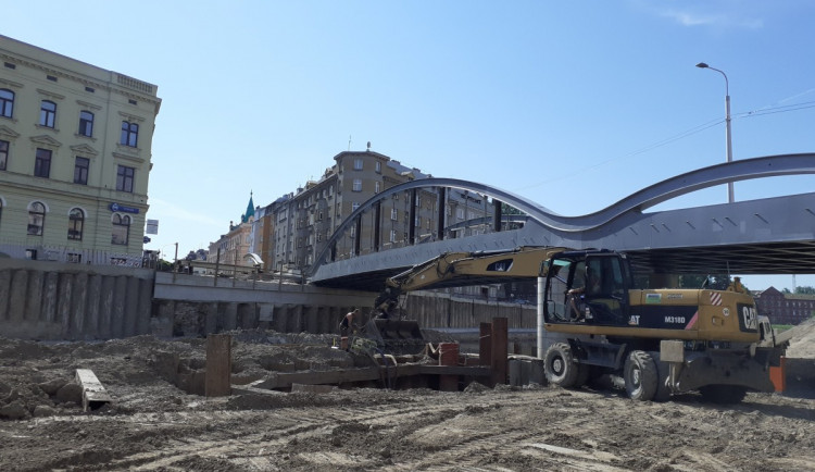Druhou polovinu nového mostu v Olomouci stavbaři nasunou na podzim