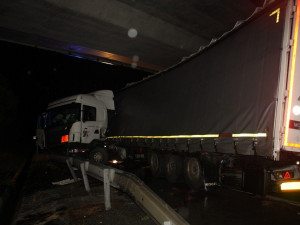 Dálnice D35 je po ranní nehodě opět průjezdná. Škoda jde do milionů korunu