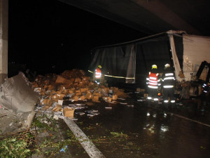 Dálnice D35 je po ranní nehodě opět průjezdná. Škoda jde do milionů korunu