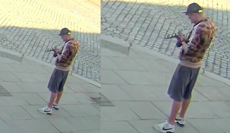 Kamera zachytila nálezce ztracené peněženky. Poznáváte ho?