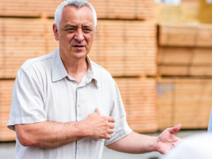 Firma z Prostějovska vyslala do obcí zasažených tornádem tři kamiony plné řeziva