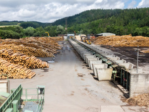 Firma z Prostějovska vyslala do obcí zasažených tornádem tři kamiony plné řeziva