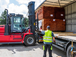 Firma z Prostějovska vyslala do obcí zasažených tornádem tři kamiony plné řeziva
