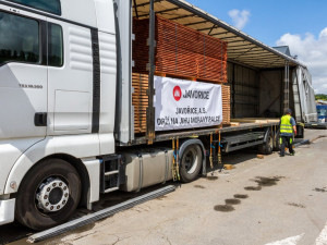 Firma z Prostějovska vyslala do obcí zasažených tornádem tři kamiony plné řeziva