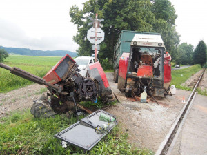Projíždějící vlak smetl traktor, ten se po nárazu rozlomil