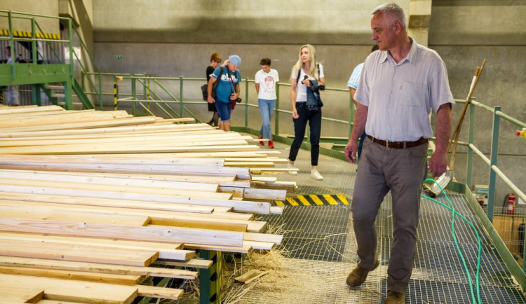 Firma z Prostějovska vyslala do obcí zasažených tornádem tři kamiony plné řeziva.