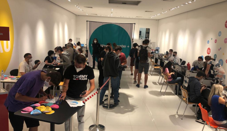 V očkovacím centru na Chodově se tvoří dlouhé fronty. Lidé na očkování čekají přes dvě hodiny