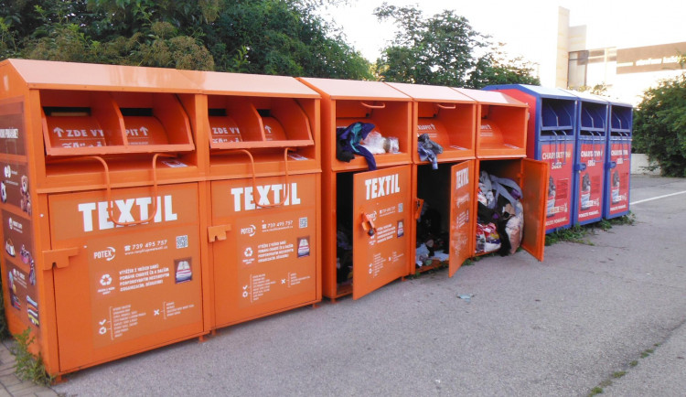 Dva muži a žena poničili kontejnery na oblečení v Modřanech