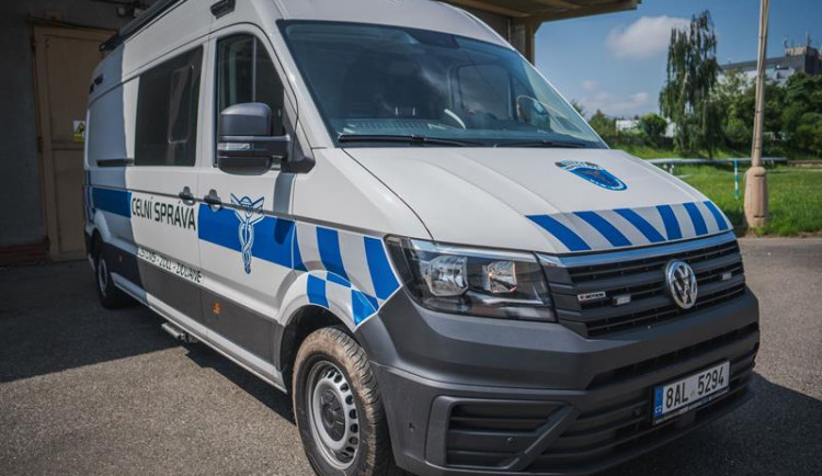 Pražští celníci dostali nové speciální auto. Pomůže jim s odhalováním drog