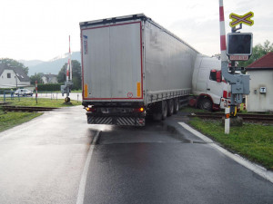 Železniční přejezd v Petrově nad Desnou zablokoval kamion. Řidič dostal smyk na mokré silnici.