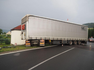 Železniční přejezd v Petrově nad Desnou zablokoval kamion. Řidič dostal smyk na mokré silnici