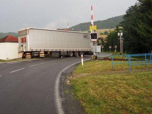 Železniční přejezd v Petrově nad Desnou zablokoval kamion. Řidič dostal smyk na mokré silnici
