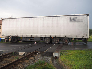 Železniční přejezd v Petrově nad Desnou zablokoval kamion. Řidič dostal smyk na mokré silnici