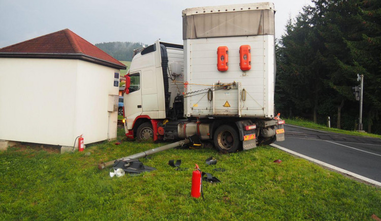 Železniční přejezd v Petrově nad Desnou zablokoval kamion. Řidič dostal smyk na mokré silnici