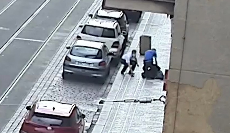 Opilý muž ohrožoval pracovníka pošty v centru Prahy. Napadl i strážníka