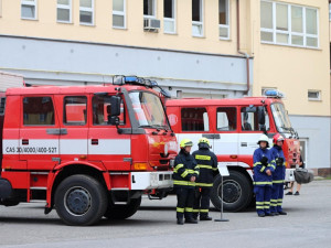 Dobrovolní hasiči z Jívové a Dlouhomilova převzali cisternové stříkačky, které profesionální jednotky vyřadily ze svého vozového parku