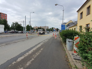 Provizorní přechod končí v keřích. Na správnou cestu chodce navedou značky