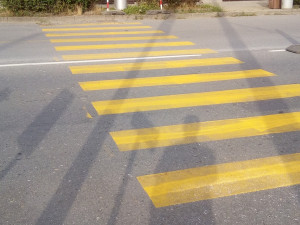 Provizorní přechod končí v keřích. Na správnou cestu chodce navedou značky