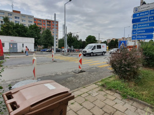 Provizorní přechod končí v keřích. Na správnou cestu chodce navedou značky