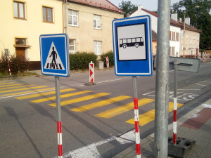 Provizorní přechod končí v keřích. Na správnou cestu chodce navedou značky