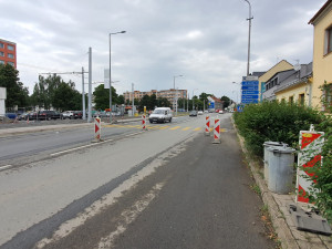 Provizorní přechod končí v keřích. Na správnou cestu chodce navedou značky