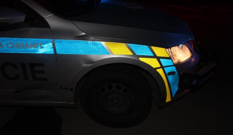 Motocyklista ujížděl policistům, honičku ukončil až náraz do jejich auta