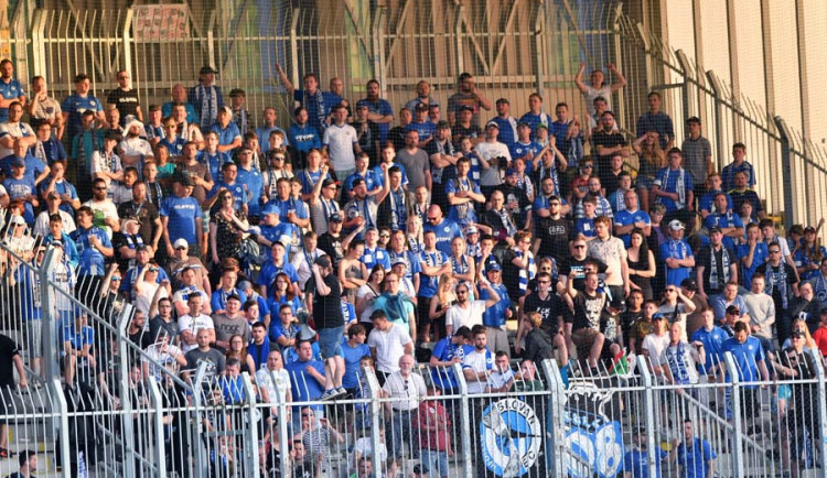 Počet diváků na fotbalových stadionech bude opět regulován. Test nebo očkování je podmínkou