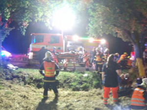 U Odrlic auto narazilo do stromu a převrátilo se na střechu. Hasiči museli pět lidí vyprostit